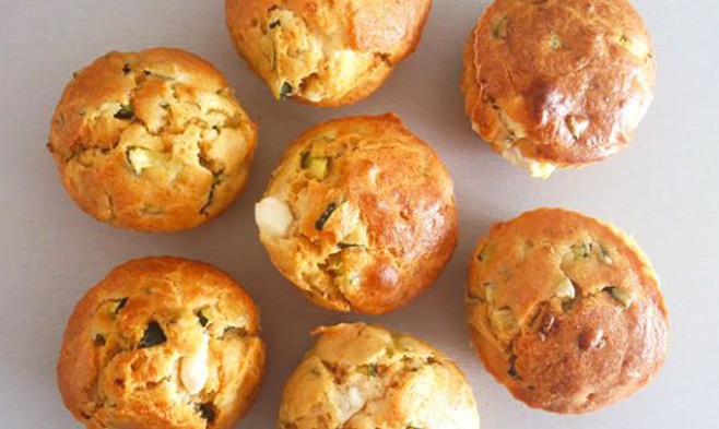 Cuisiner des muffins salés à la courgette / feta
