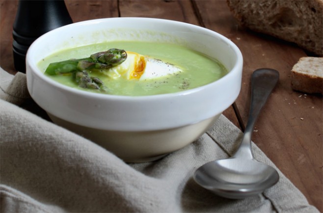 Ma soupe soupe d'asperges vertes maison au citron et à l'oeuf poché