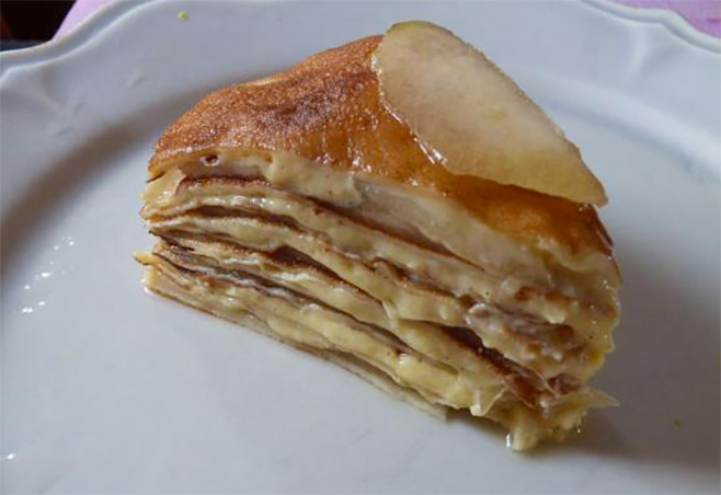 Réaliser des crêpes en mille-feuille aux poires caramélisées